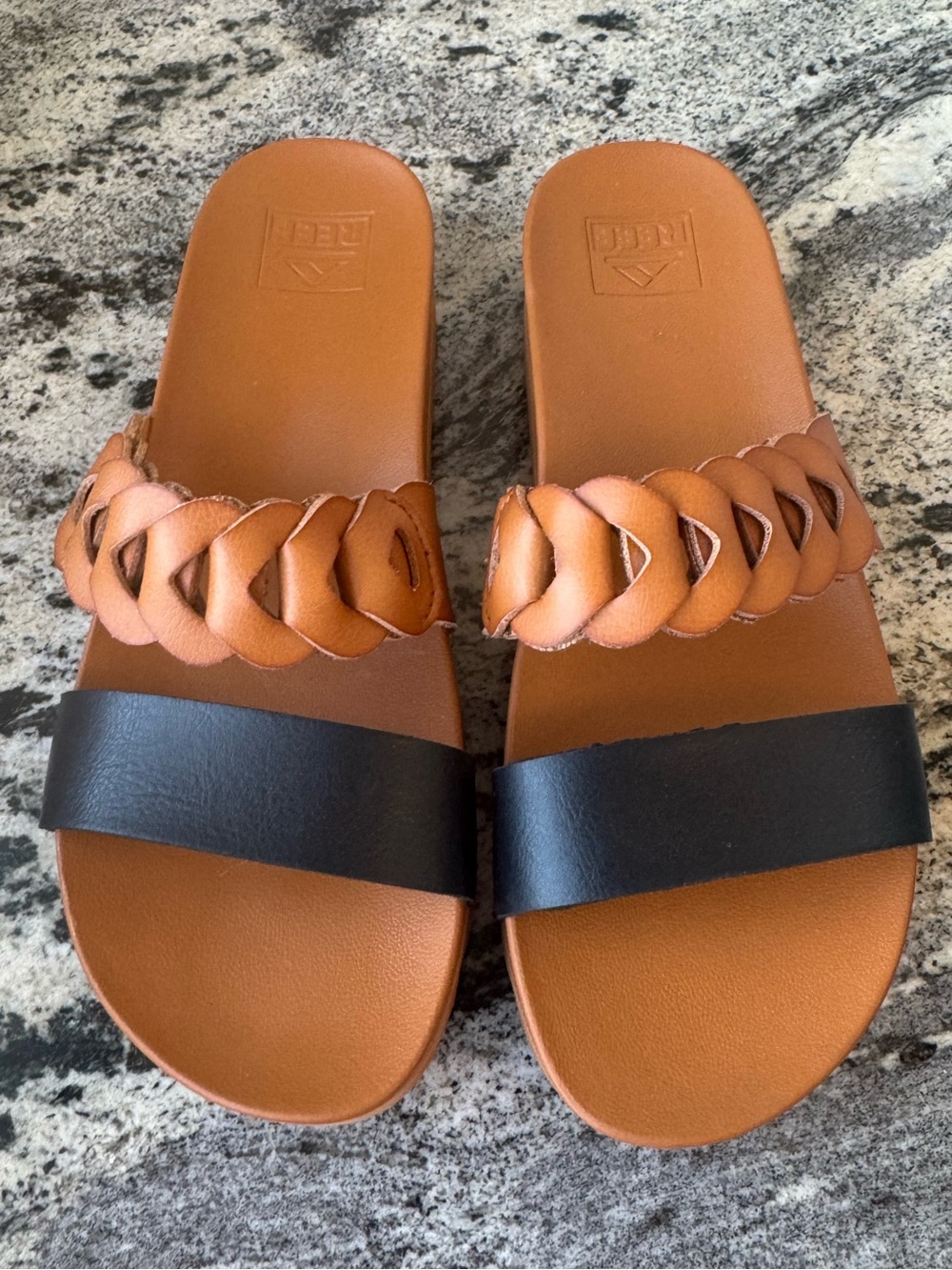 Reef Cushion Vista Hi Twist Sandal in Cognac Black. Size 8. EUC